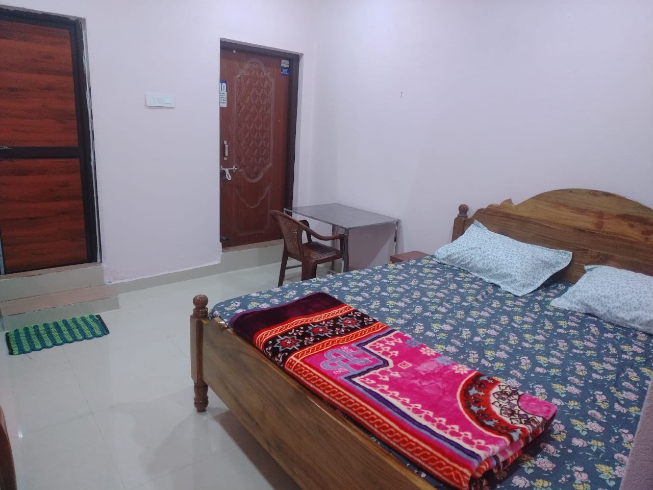 Spacious private room with a double bed and table